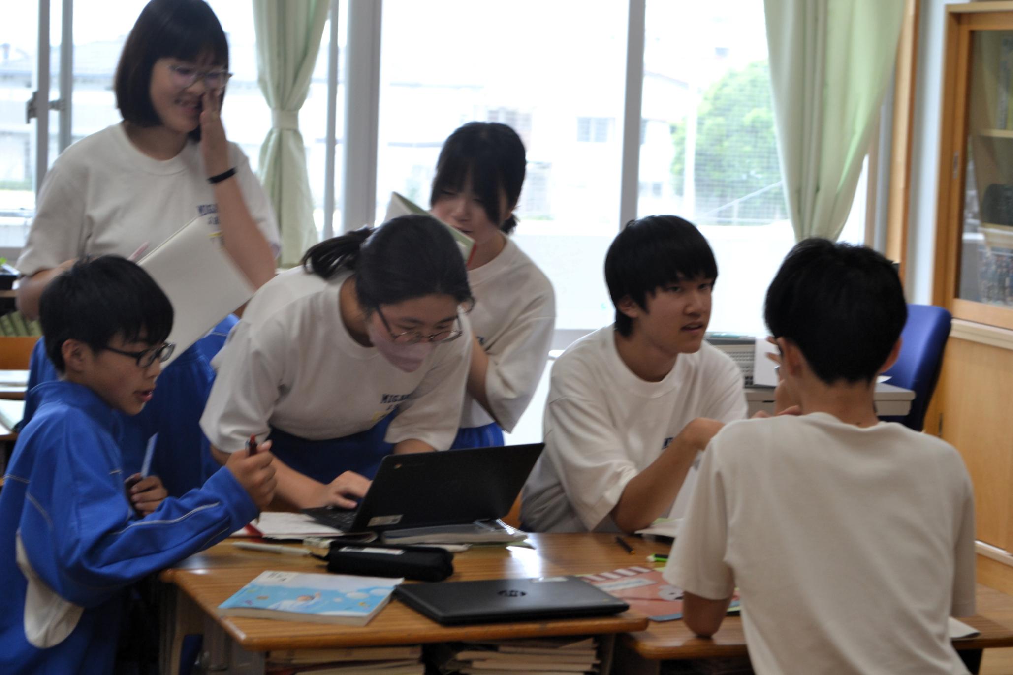 07 理科のまとめをしています