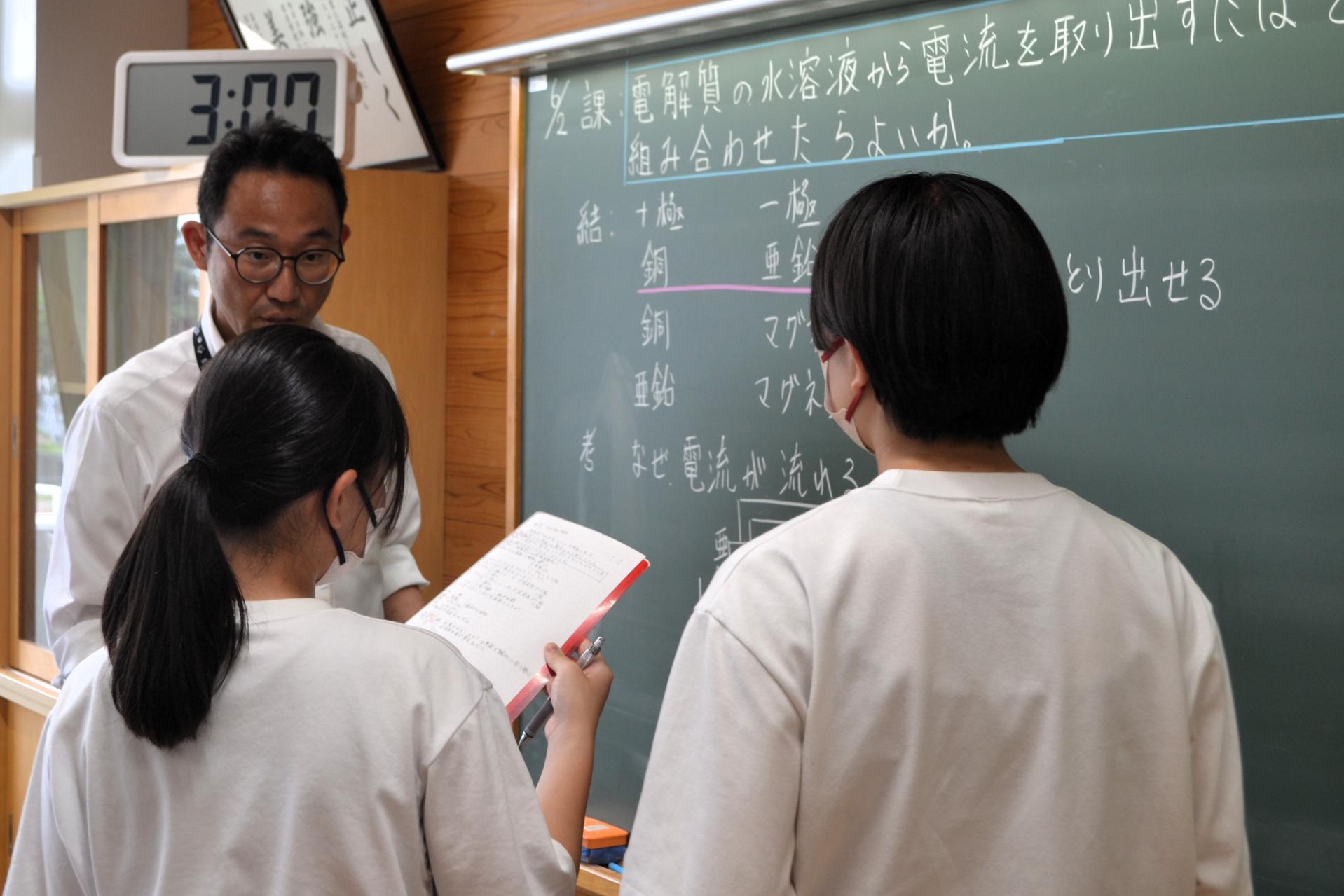 08 先生にも質問しながらしっかり考えます