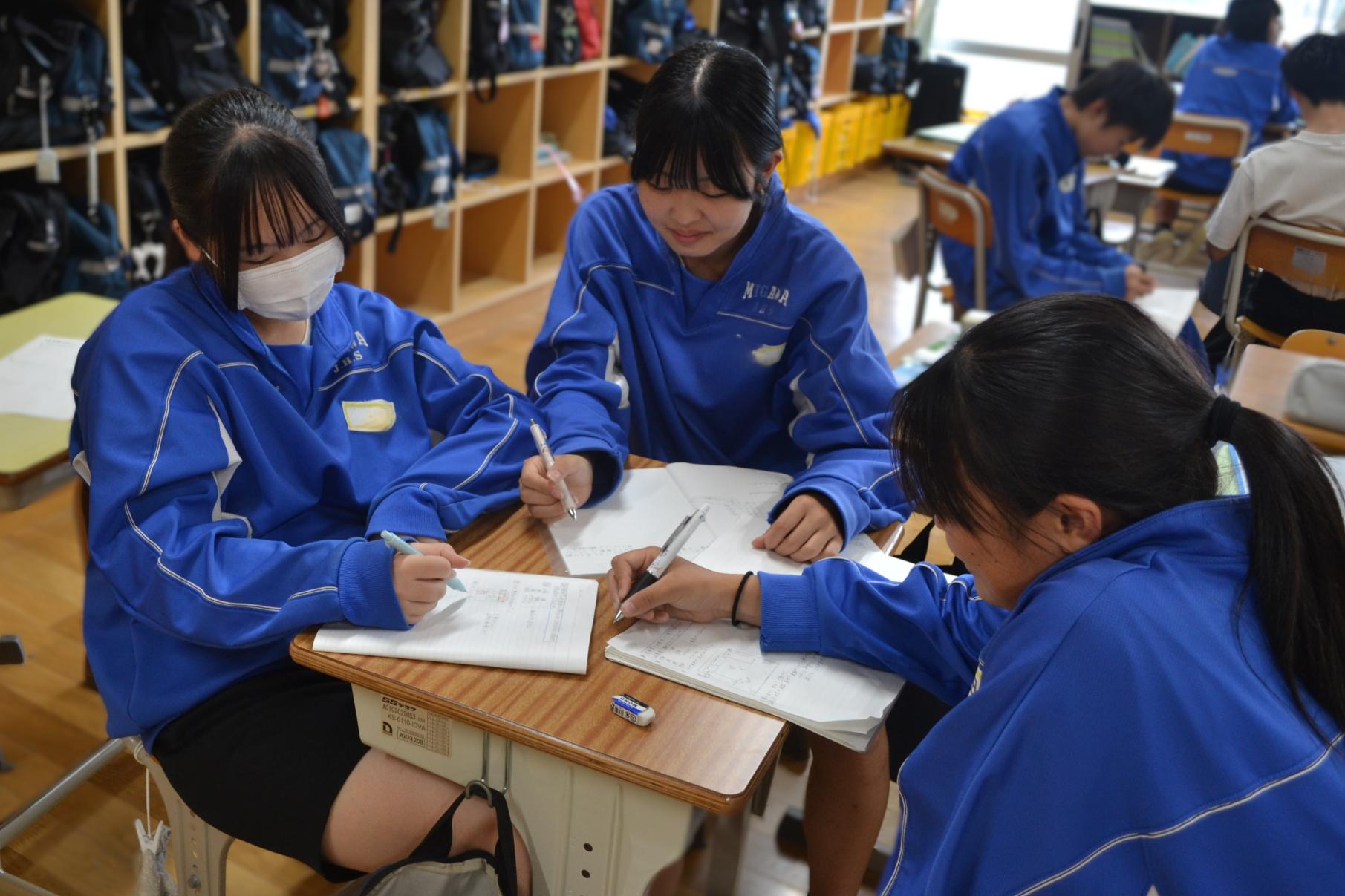 09 グループで学習中です