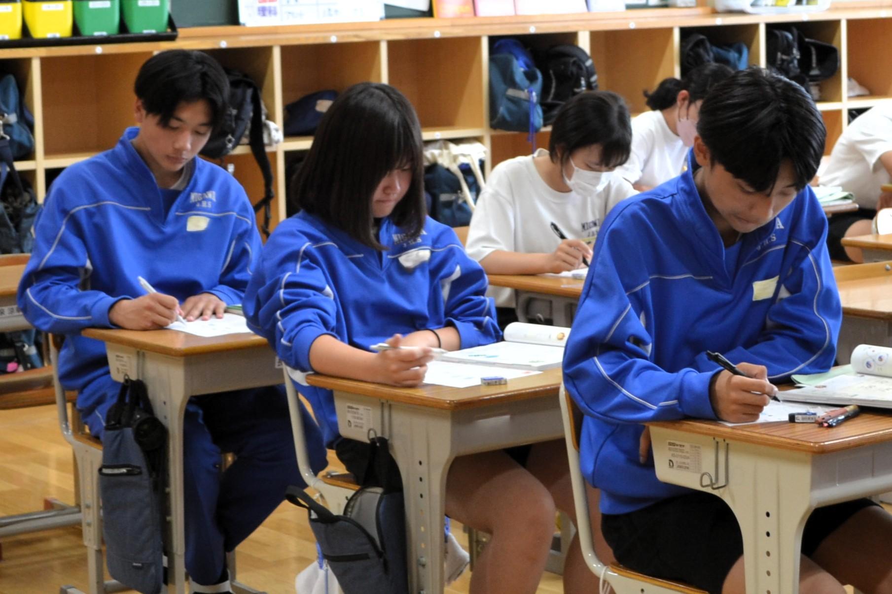 10 来週の中間テストに向けて頑張っています