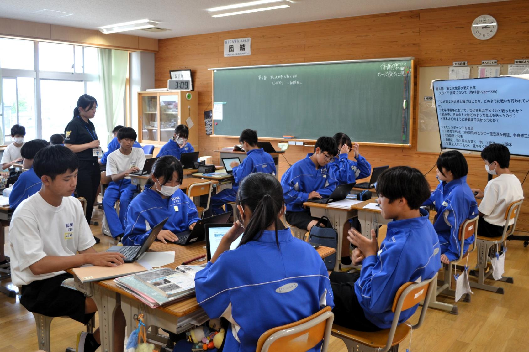 11 社会科、グループで課題についてまとめをしています 11 社会科、グループで課題についてまとめをしています