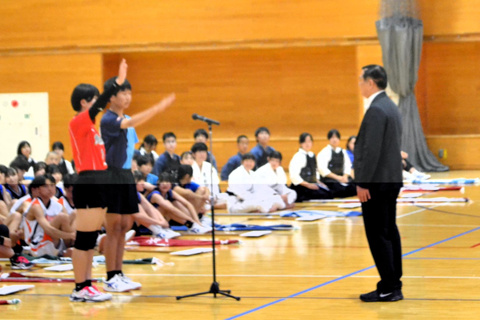 13 後援会長への宣誓