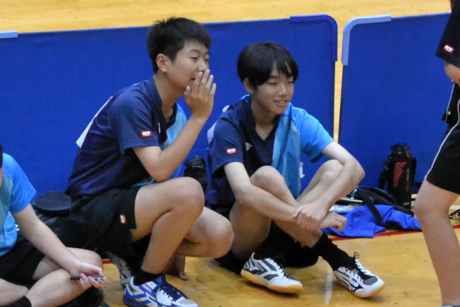 05 卓球男子　仲間を応援