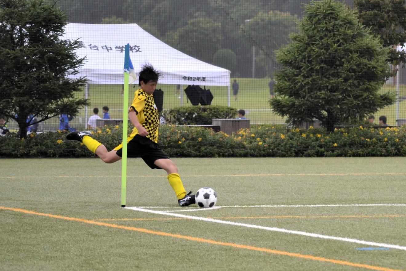 20 サッカー部　蹴る