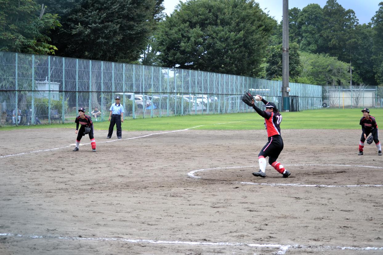 24 女子ソフトボール部　投げる