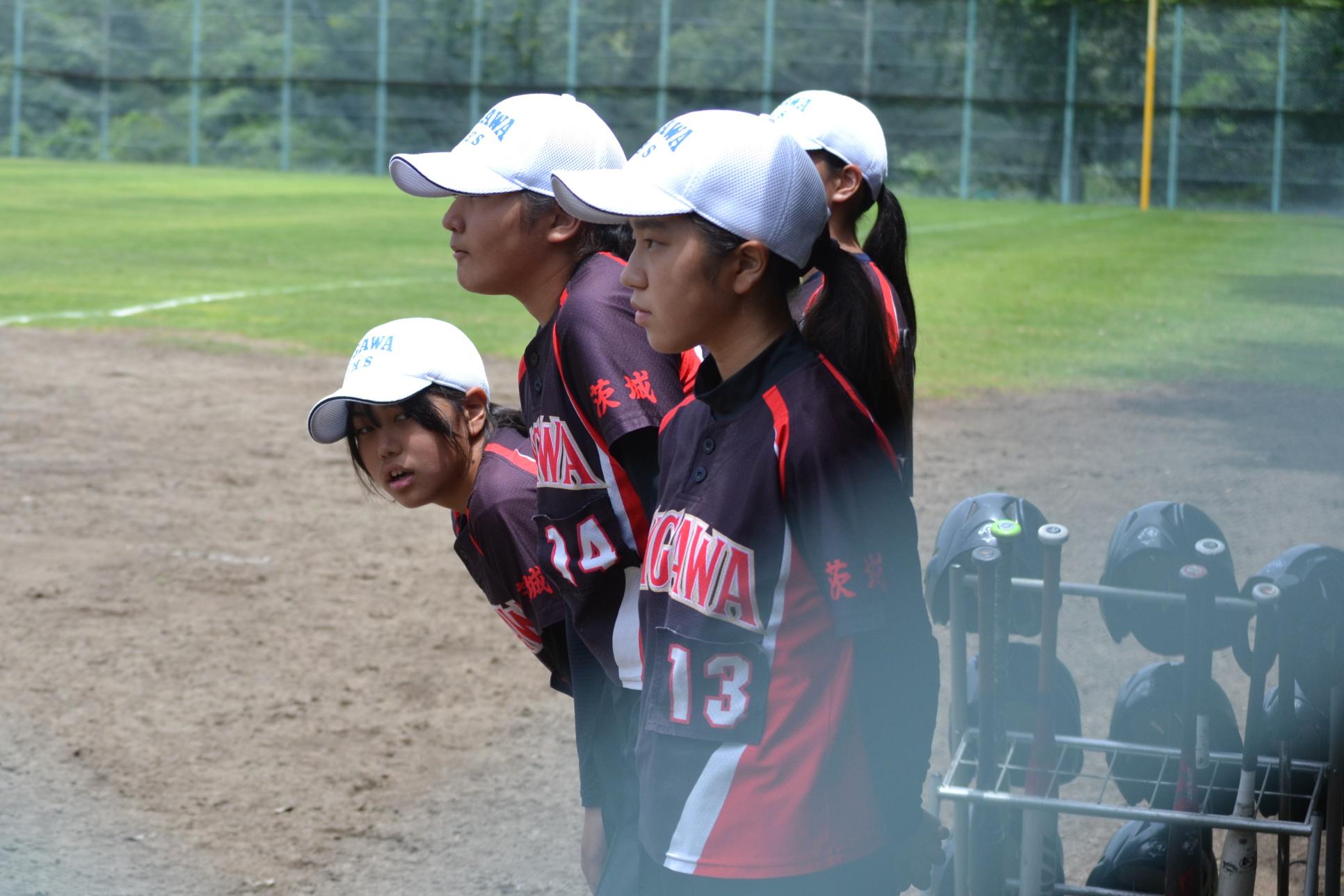 27 女子ソフトボール部　声援をおくる