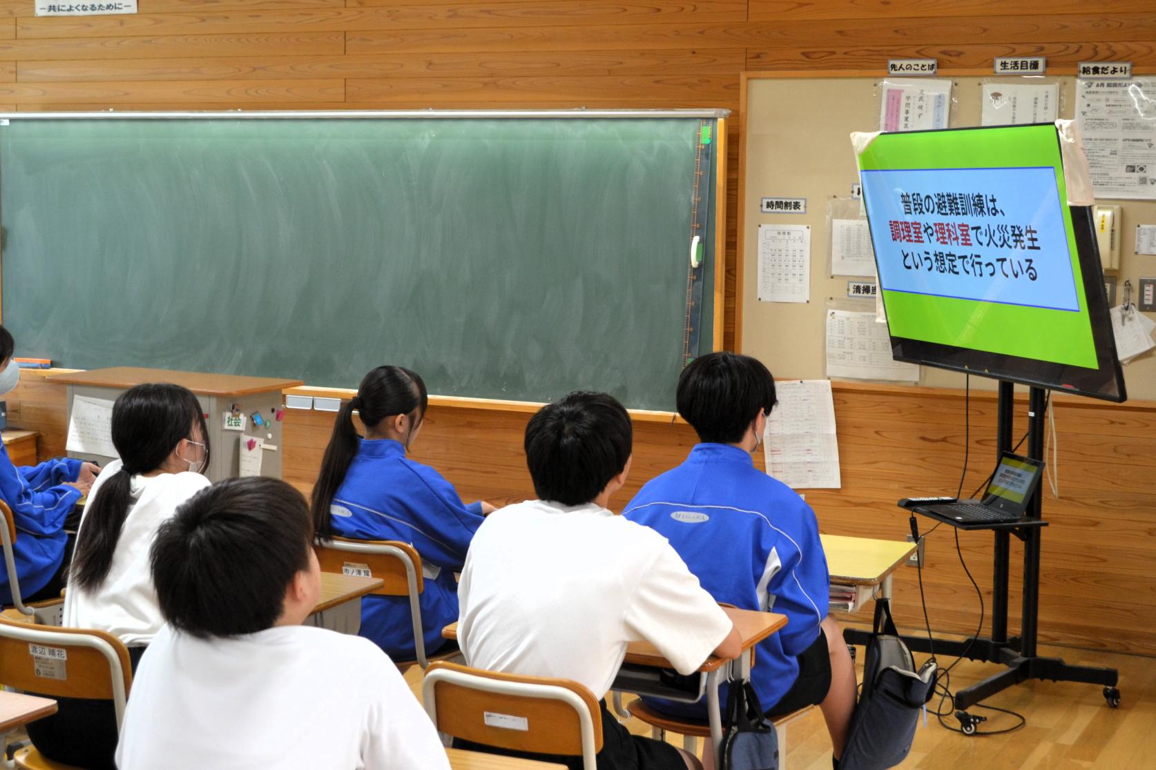 01 紙上避難訓練を行いました