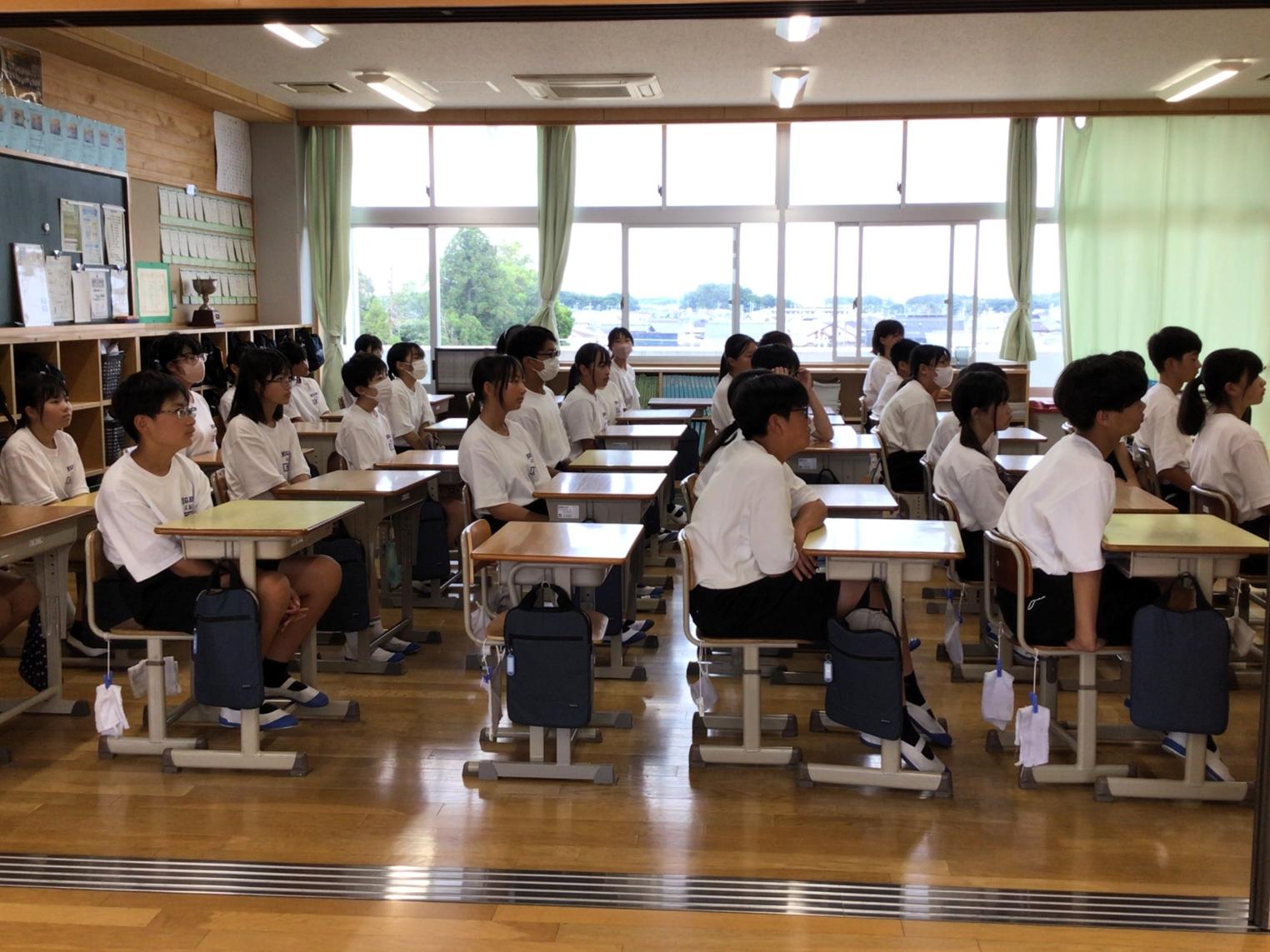 04 真剣に話を聞いております