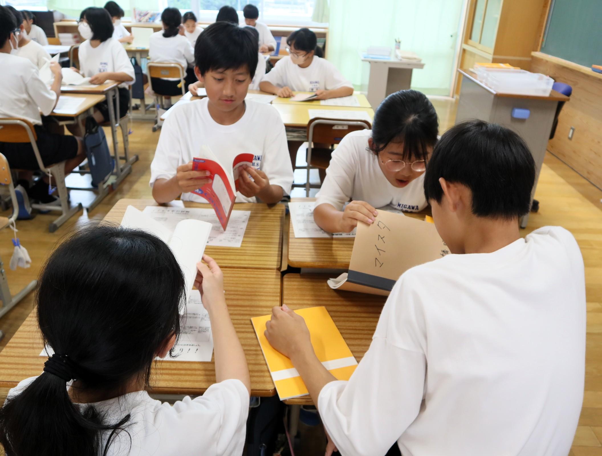 03 お互いの自主学習ノートを見合って参考にしています