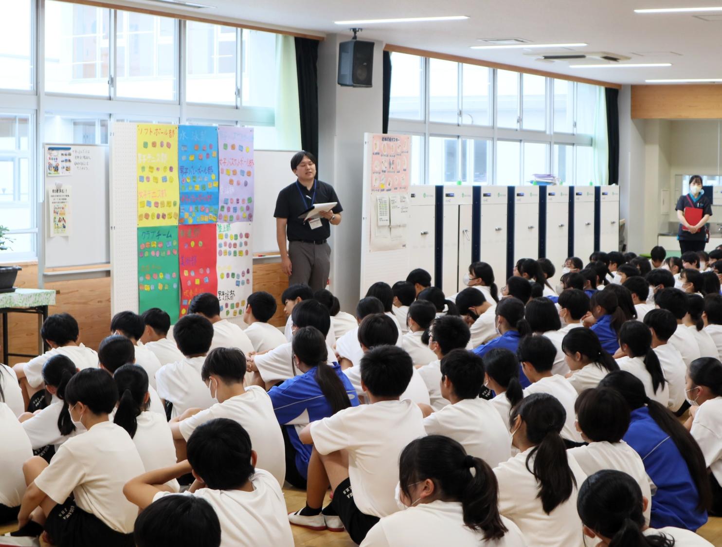 05 ２年生はしおりを読み合っていました