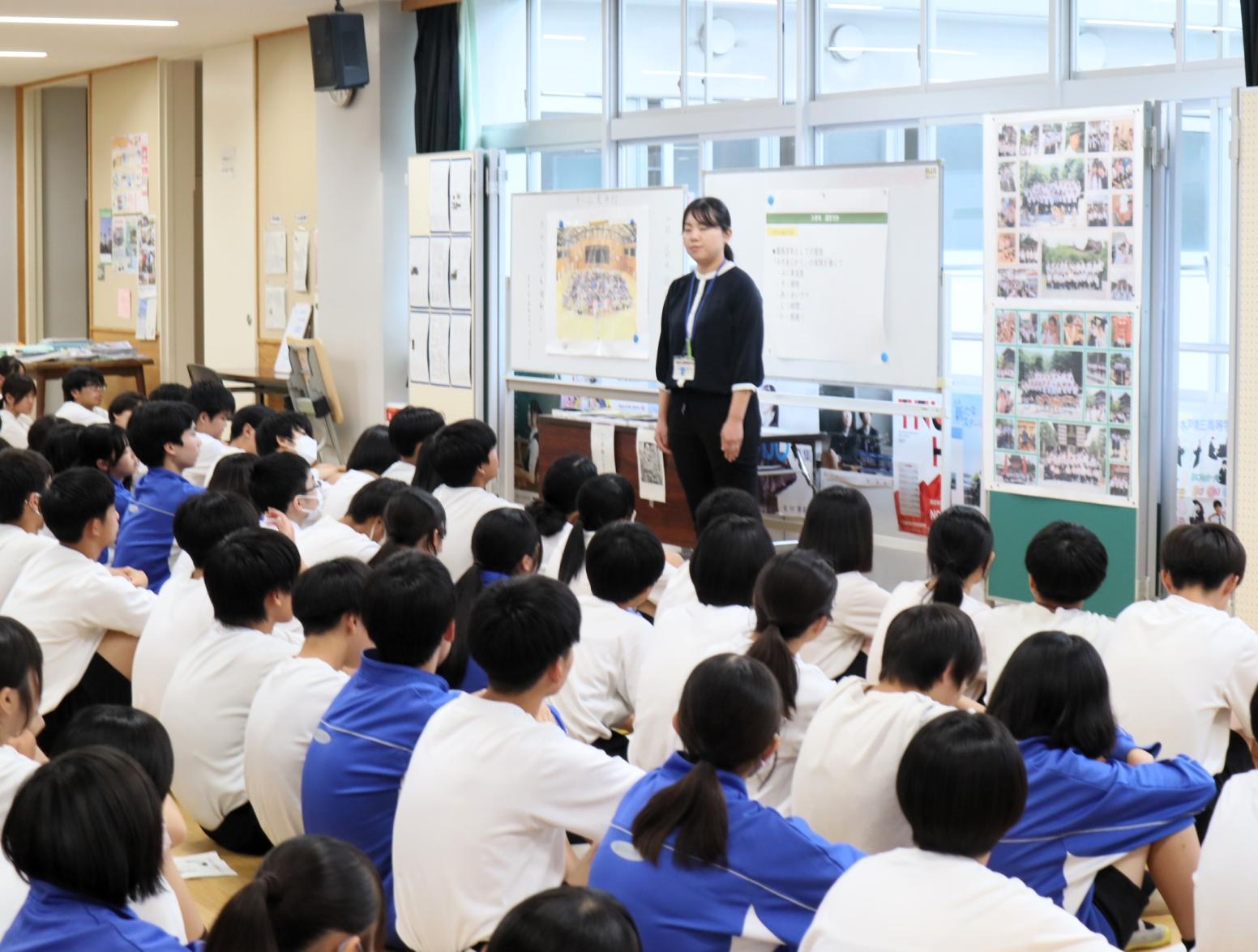 06  ３年生は先生方の話を聞いたり