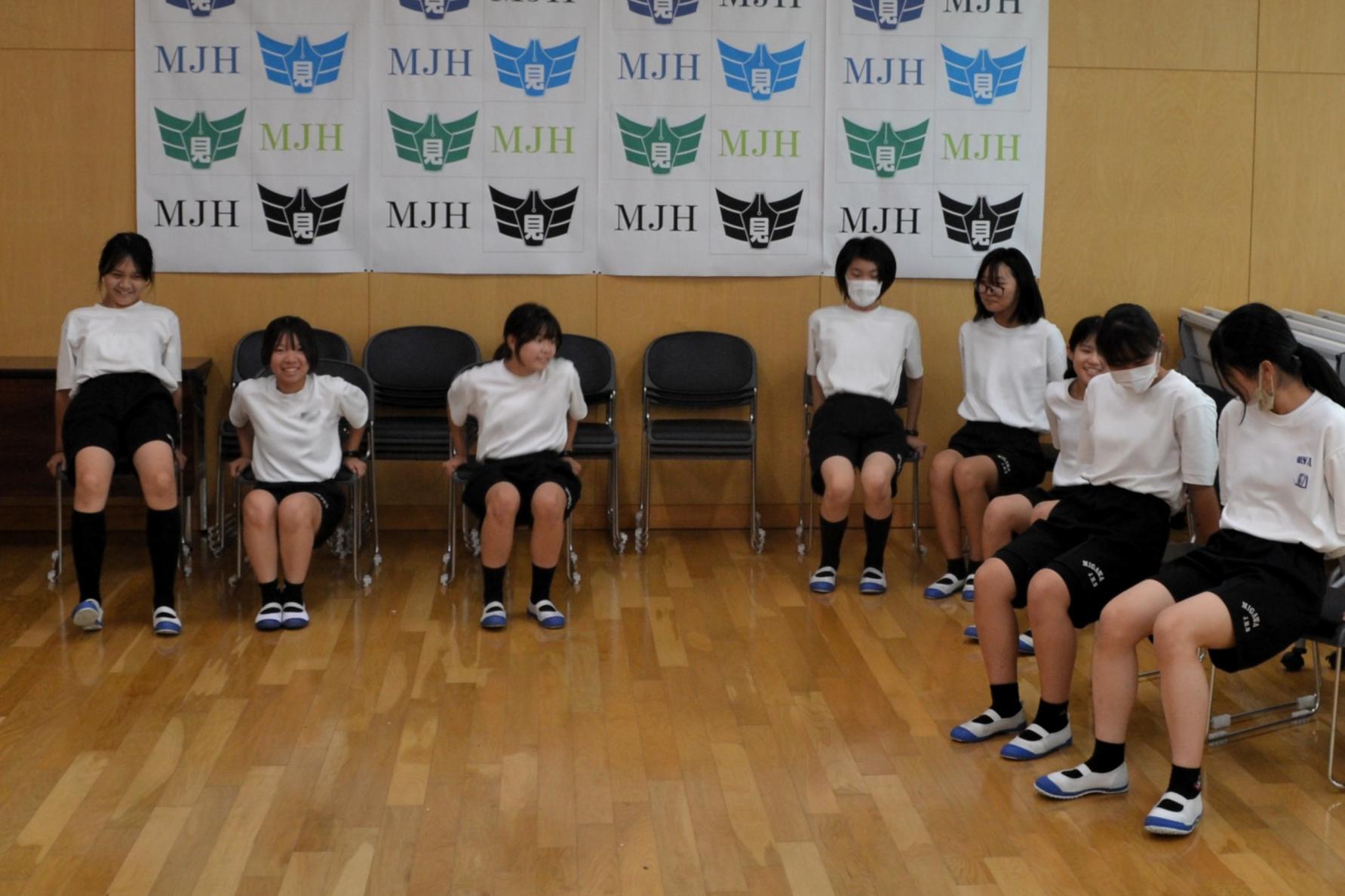 04 椅子を使った運動もあります