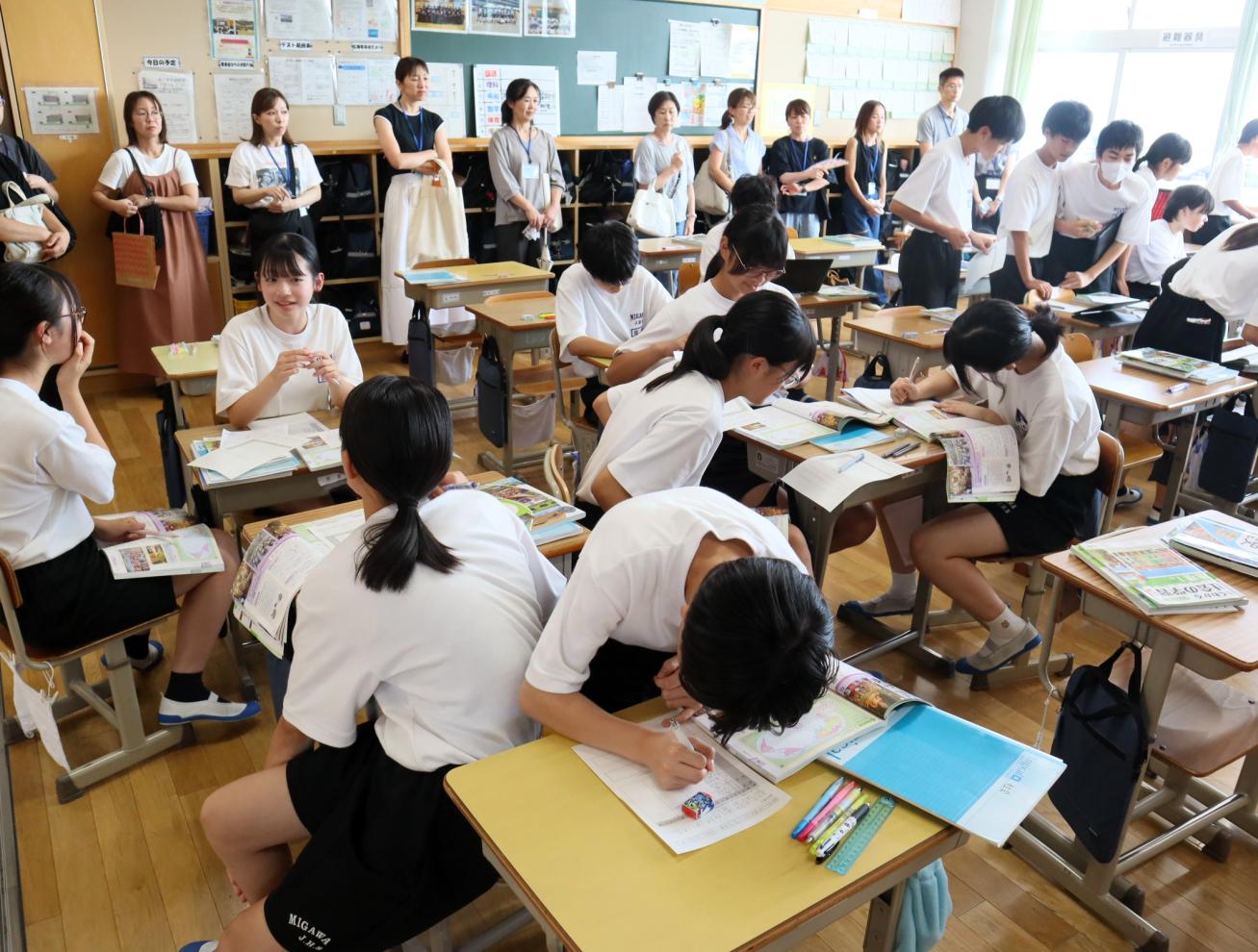 04 １年社会科、情報収集しています
