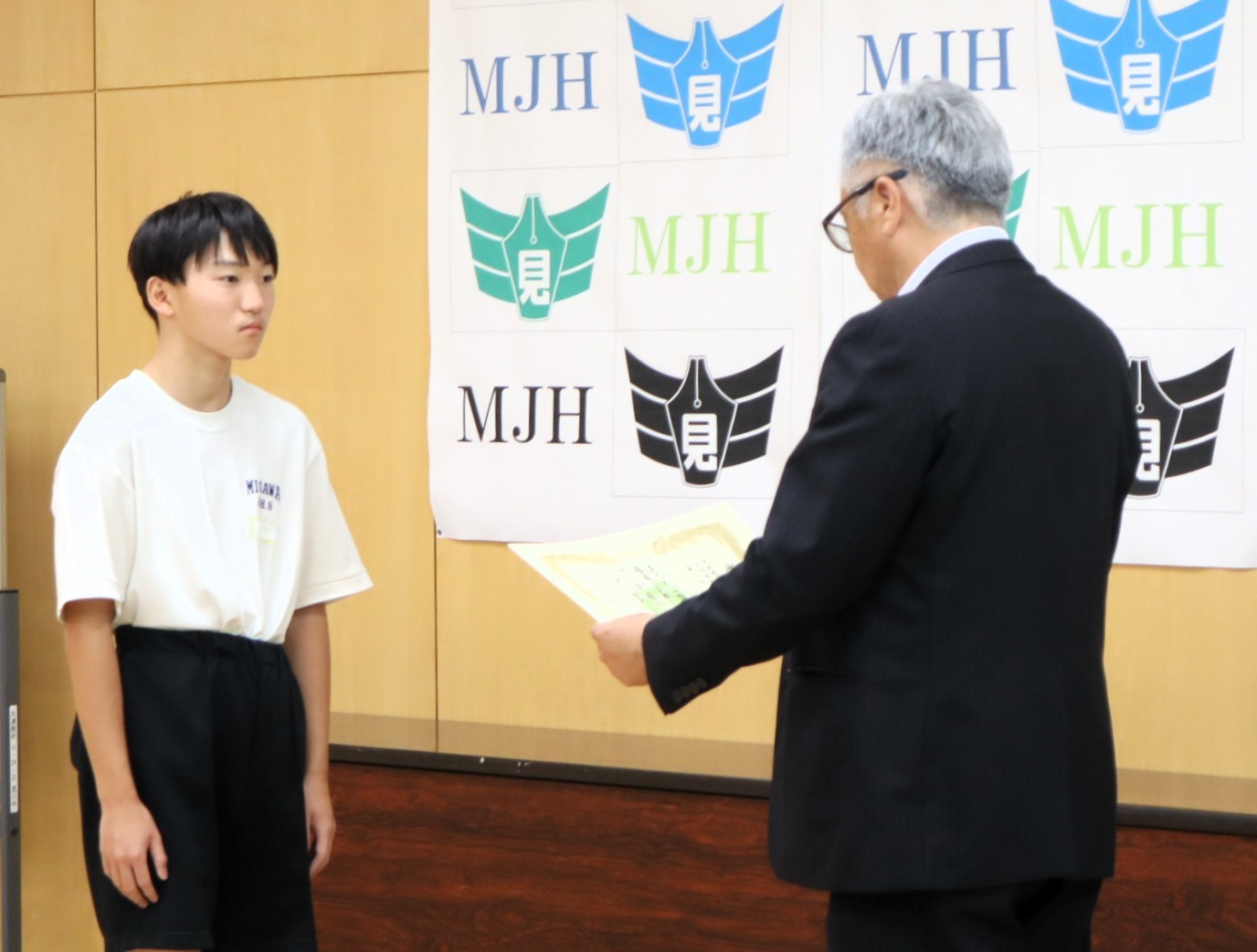 02 代表生徒が賞状を授与されました