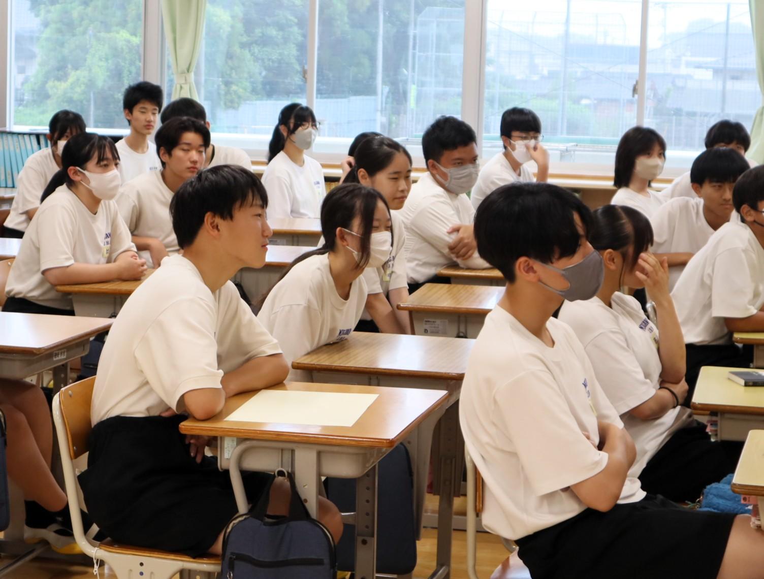 06 みんな熱心に画面を見つめていました