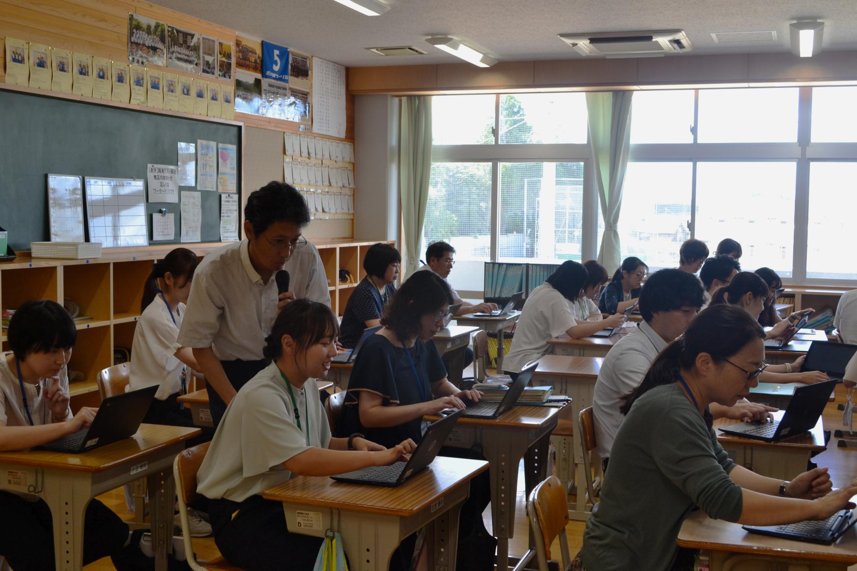 04 講師の先生は各教室をまわってご指導くださいました