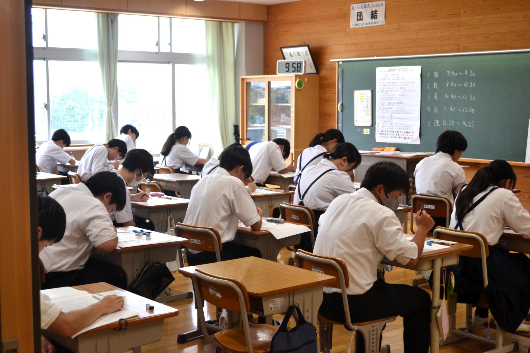 01 真剣に取り組む背中が頼もしいです