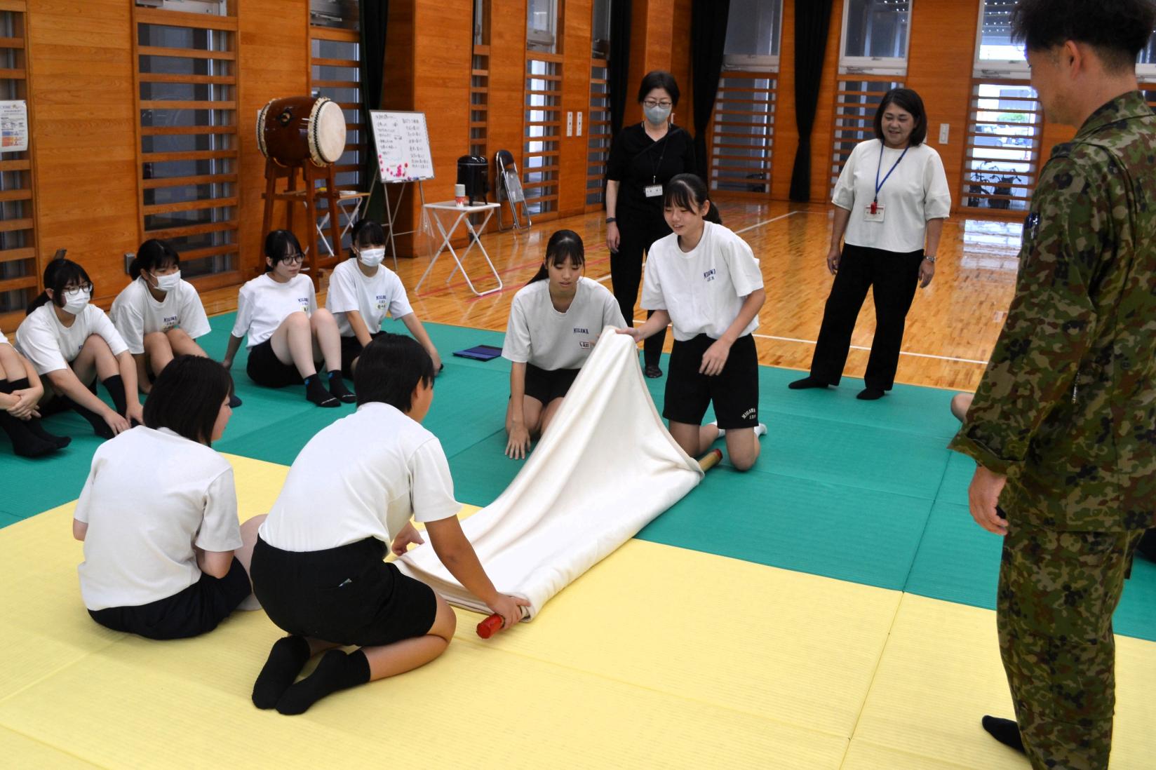 07 簡易担架を協力してつくります