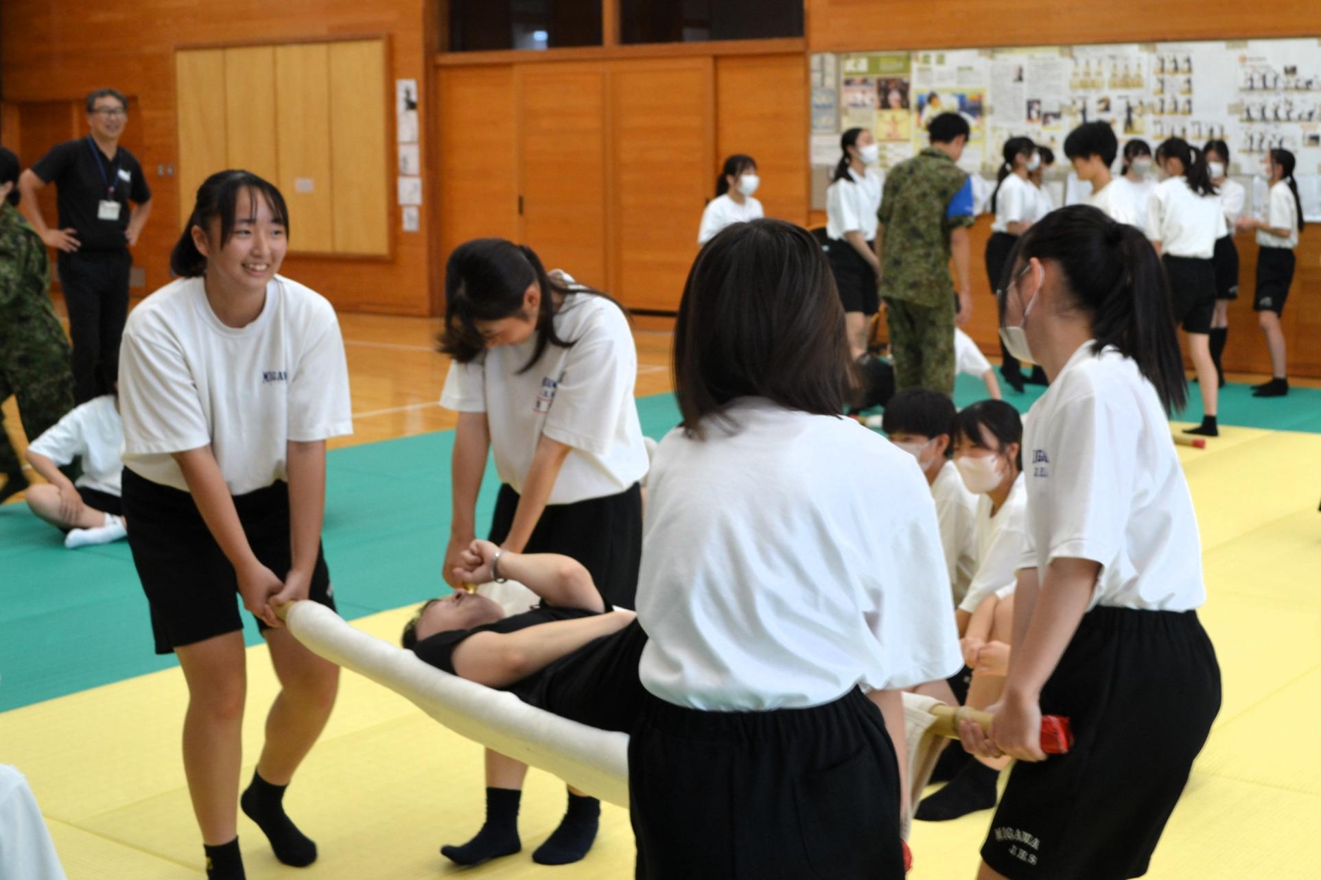 10 大人を搬送する体験もしました