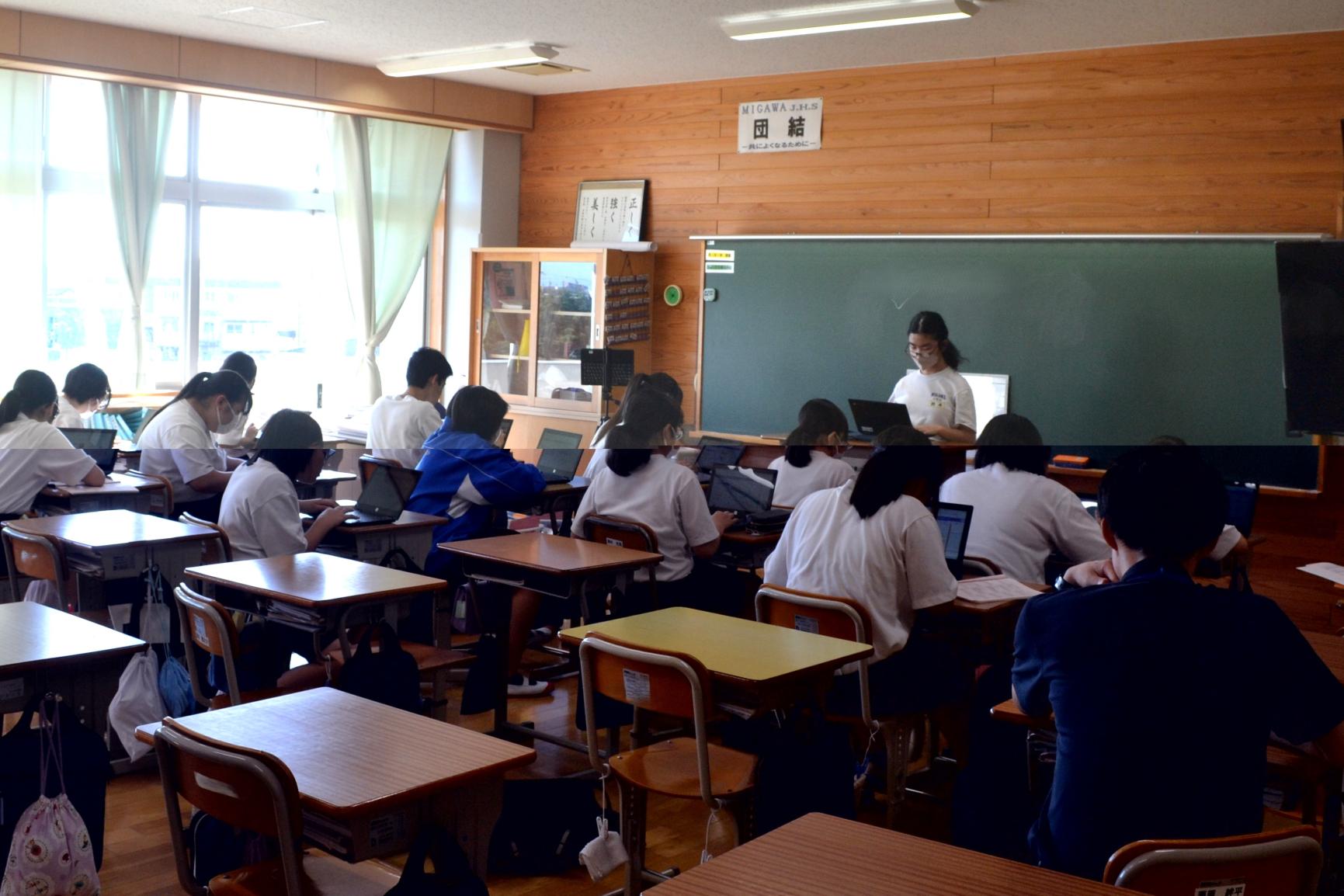 03 広報委員会では紙面づくりが始まっていました