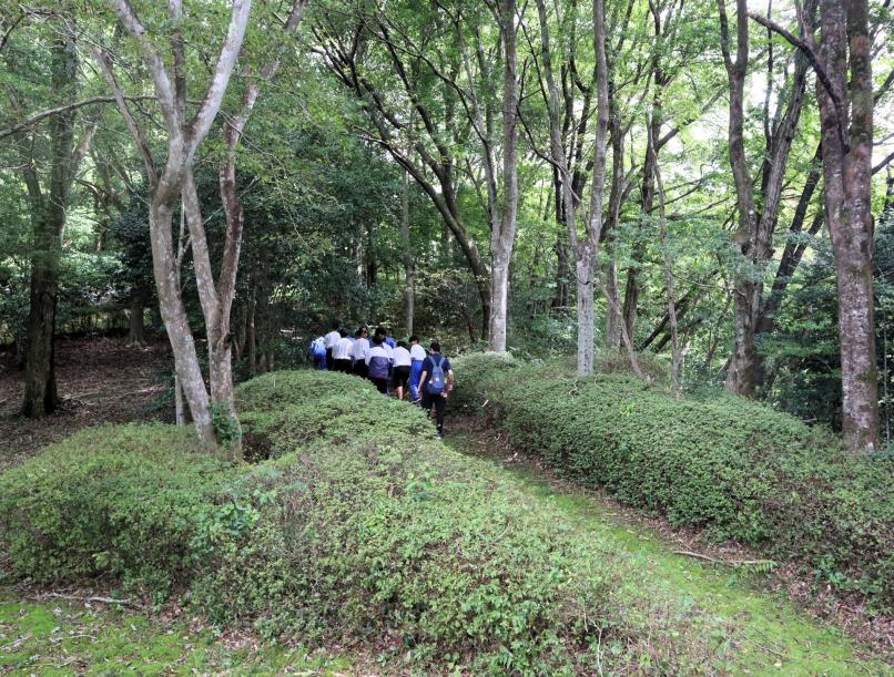 07 急な山道をどんどん進んでいきます
