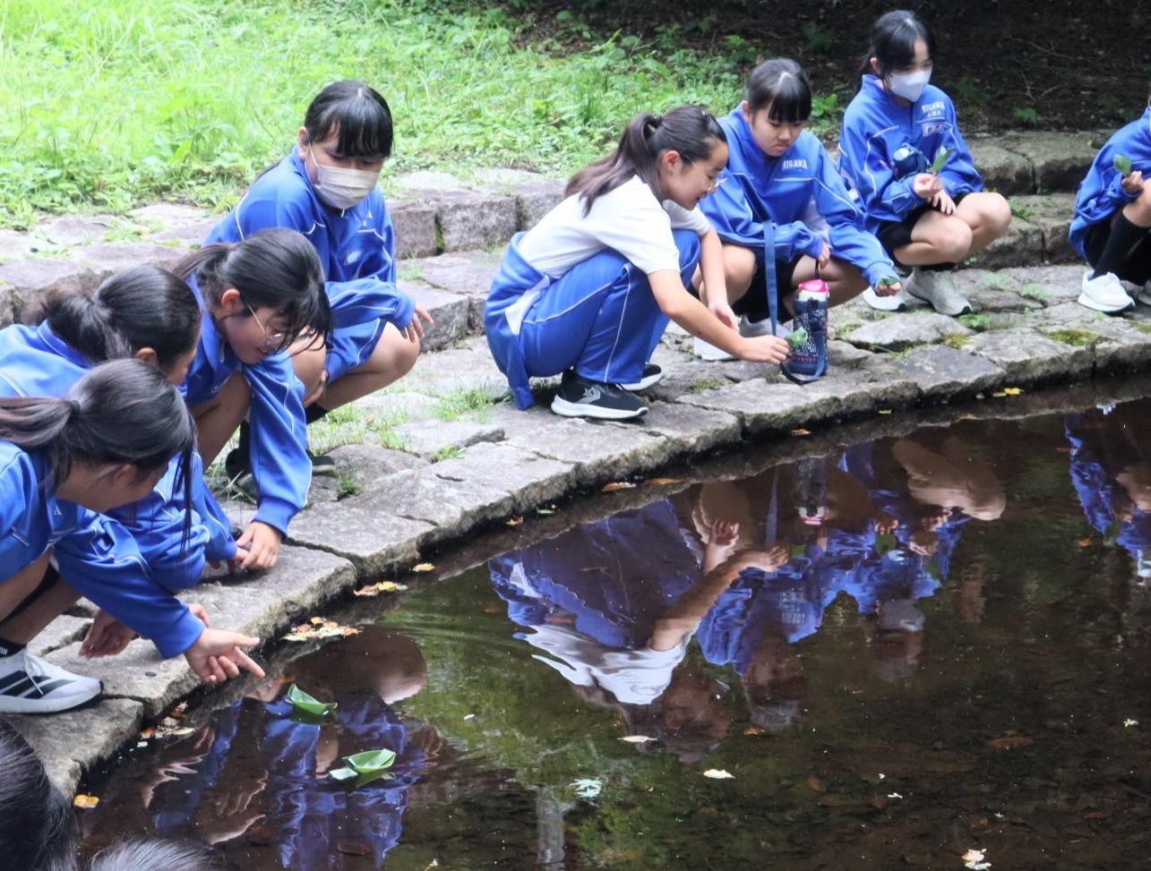 09 下山途中の池で笹舟を浮かべました