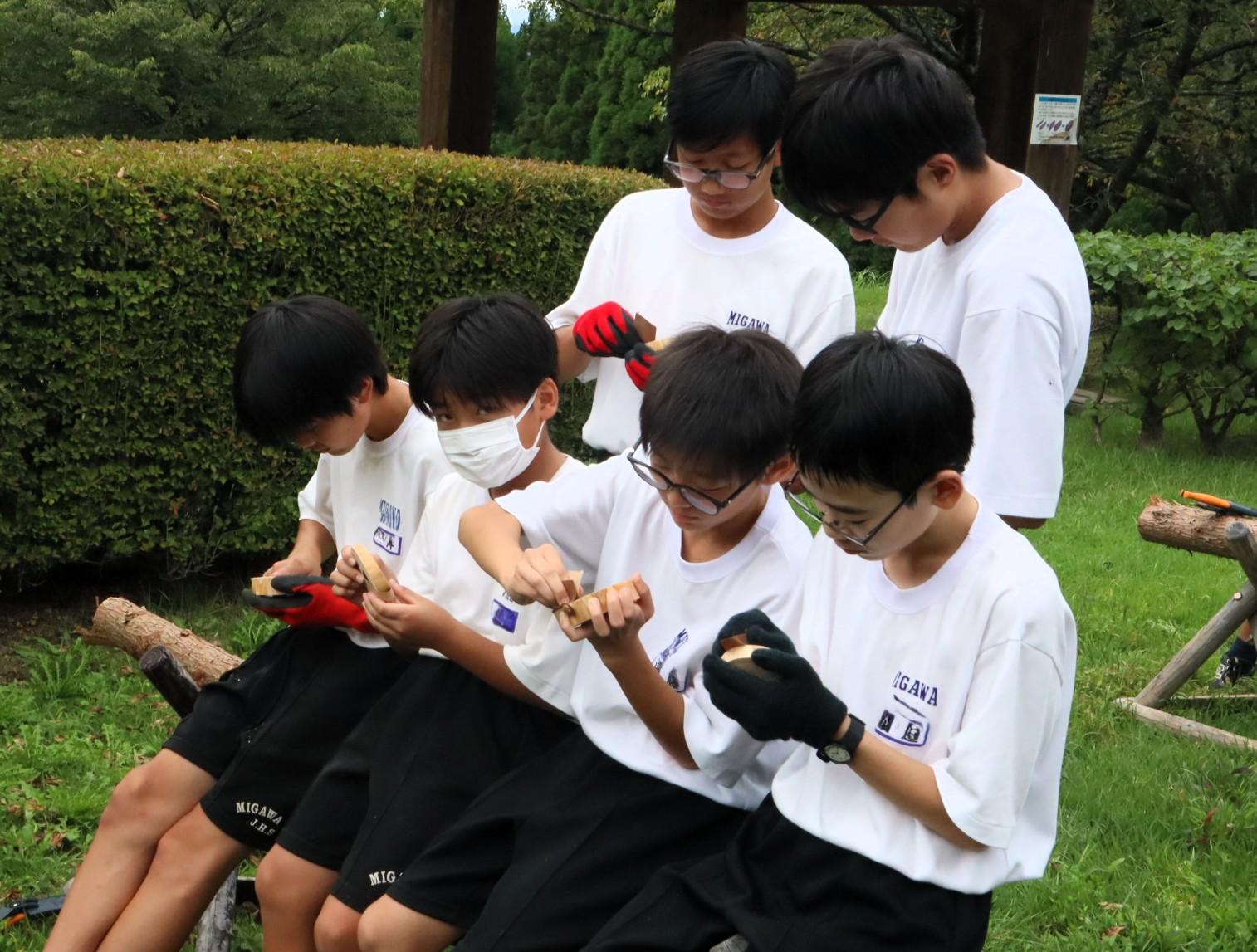 14 紙やすりをかけて仕上げます