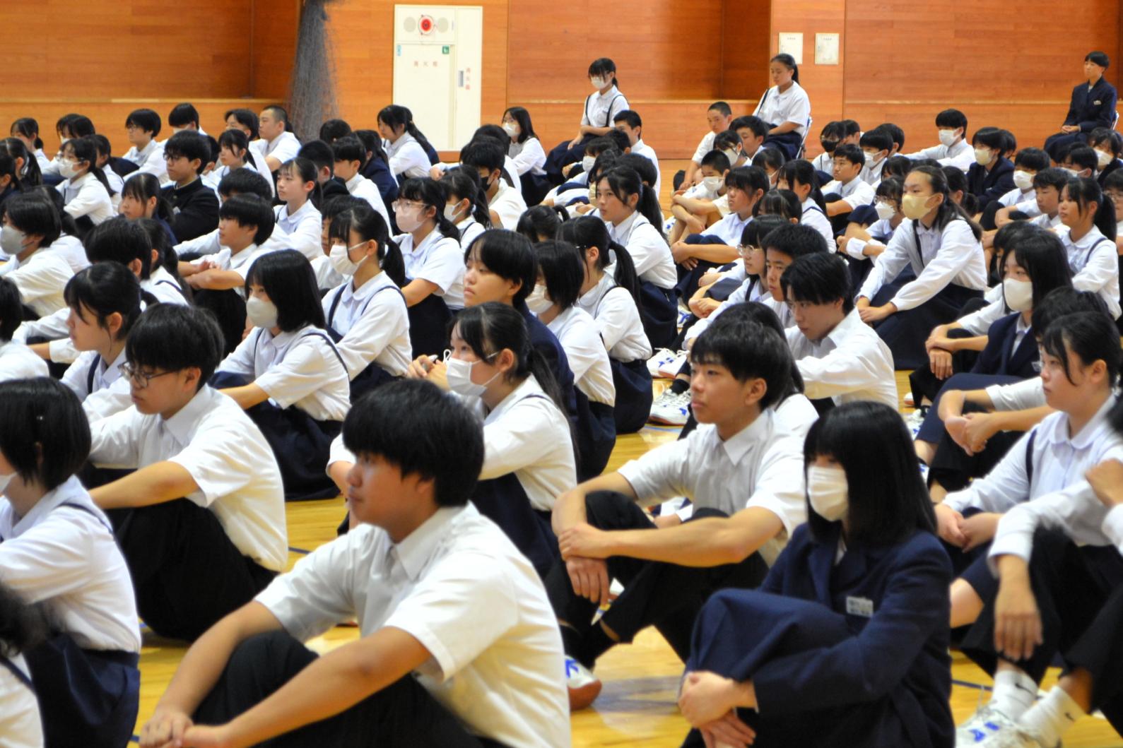 04 みんな集中して聞いていました