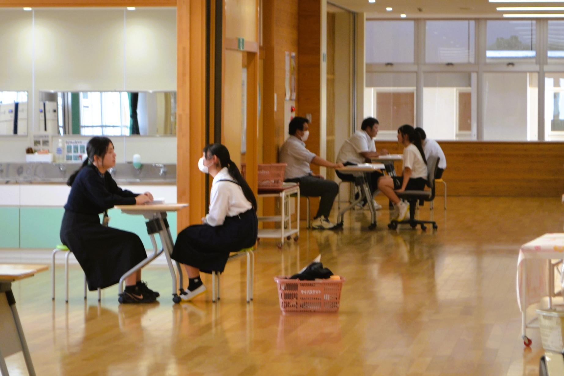 19 先生方と言葉を交わしながら通知票を受けとります