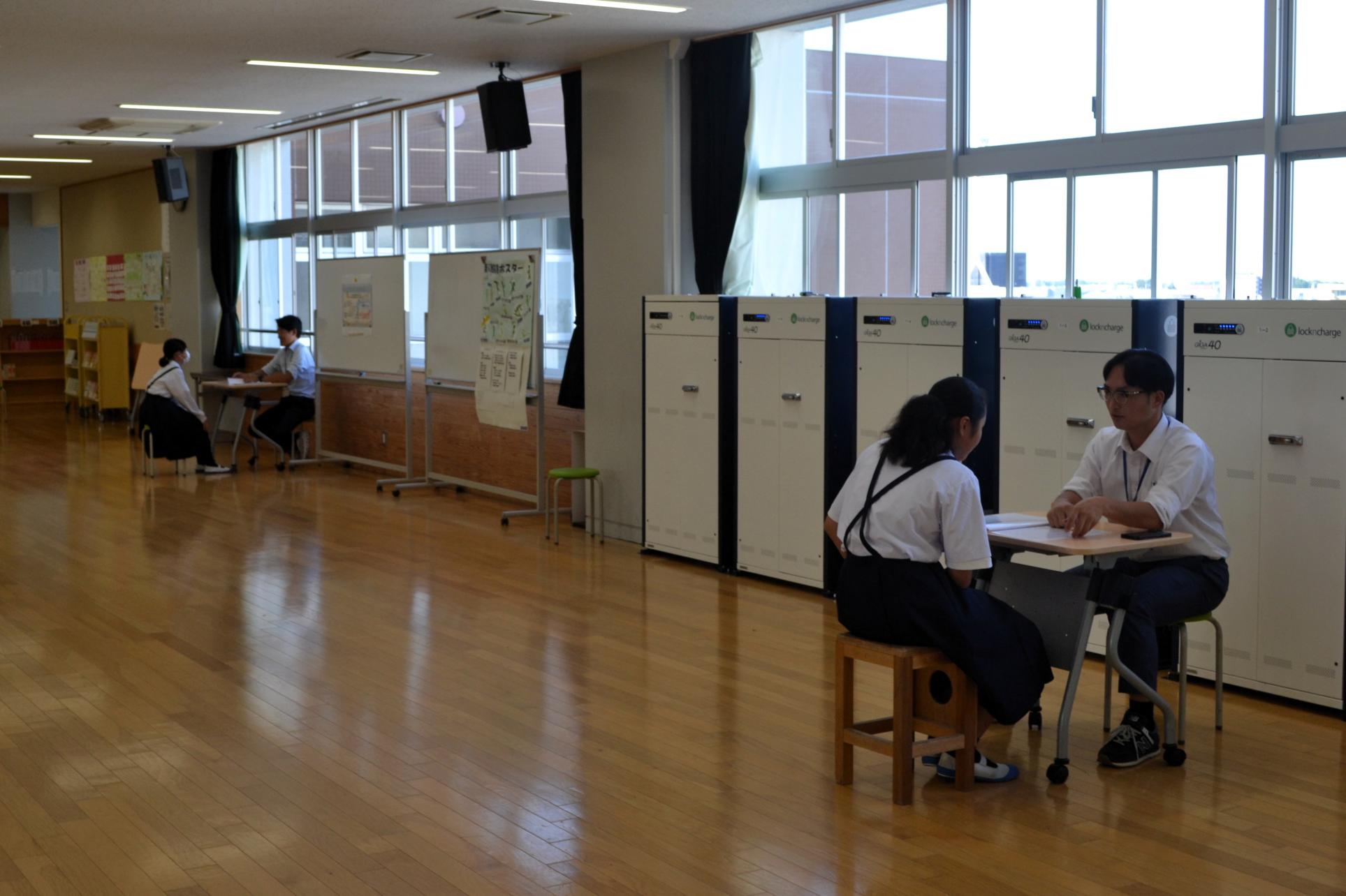 11 中学校での初めての通知票を受け取った１年生