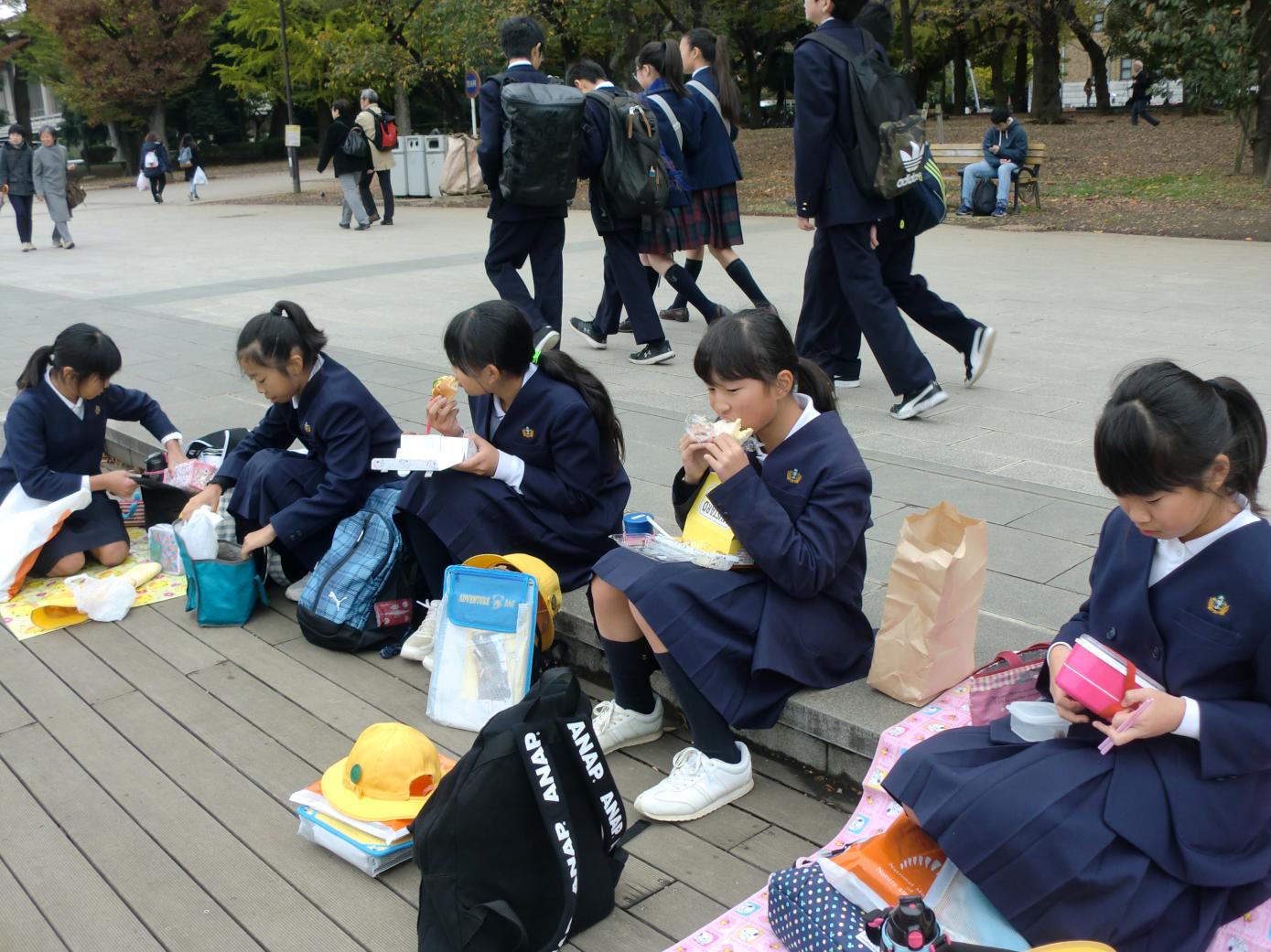 (4)上野恩賜公園にて待ちに待ったお昼ご飯です。この後おやつも食べ大満足でした。