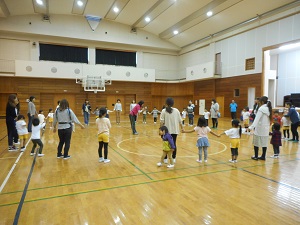 みんなで輪になって