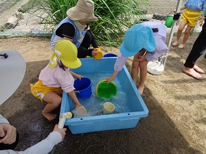 水をくんで 水をくんで