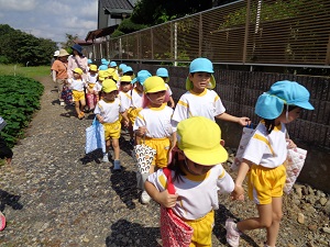 手をつないで 手をつないで