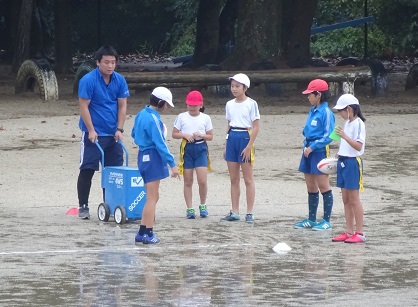 グラウンド整備中 グラウンド整備中