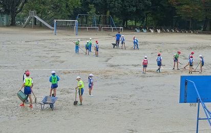 グラウンド整備中 グラウンド整備中