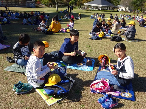 いい天気の中でお弁当タイム いい天気の中でお弁当タイム