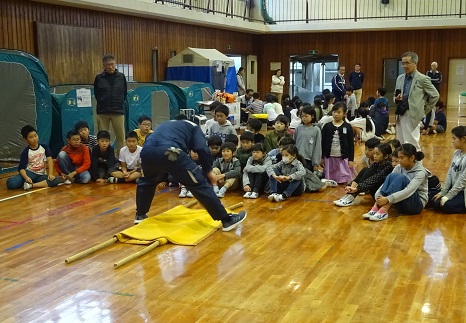 毛布と竹棒で簡易担架 毛布と竹棒で簡易担架