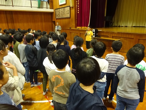 感想を述べる4年生