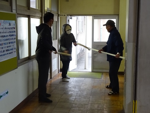 不審者に立ち向かう教職員 不審者に立ち向かう教職員
