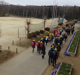 6年生みんなで新歩道橋へ 6年生みんなで新歩道橋へ