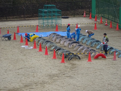 校庭タイヤ塗装前編 校庭タイヤ塗装前編