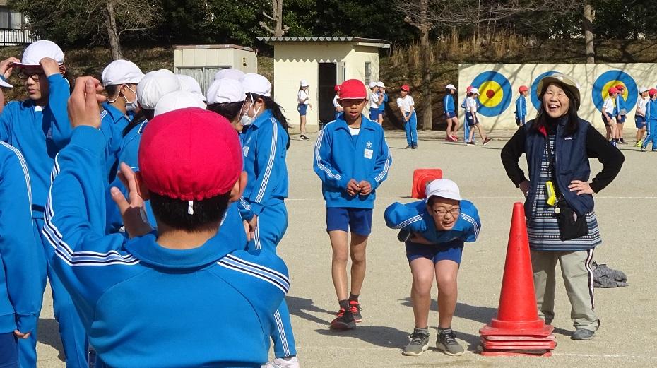 見守る康子先生 見守る康子先生