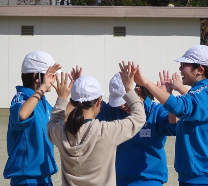勝利を喜ぶ女子 勝利を喜ぶ女子