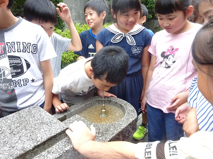 できたての水を試飲 できたての水を試飲