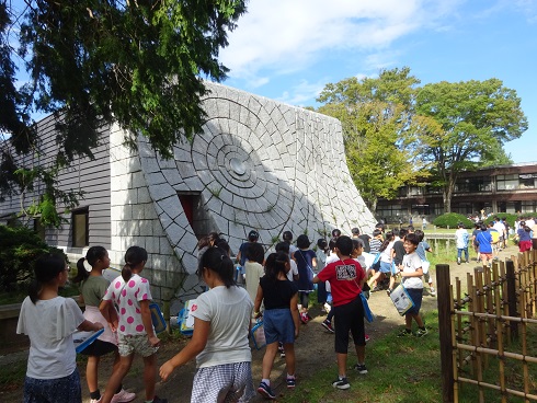 歴史館館内見学へ