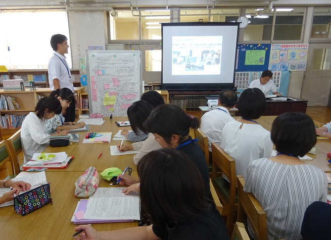 全体会での研修場面