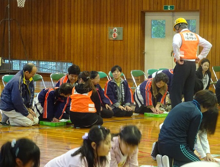 地域防災委員のみなさんも体験 地域防災委員のみなさんも体験