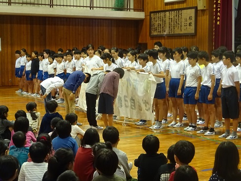 伝統横断幕の受け渡し 伝統横断幕の受け渡し