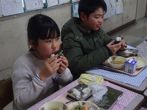 セルフおにぎり給食 セルフおにぎり給食